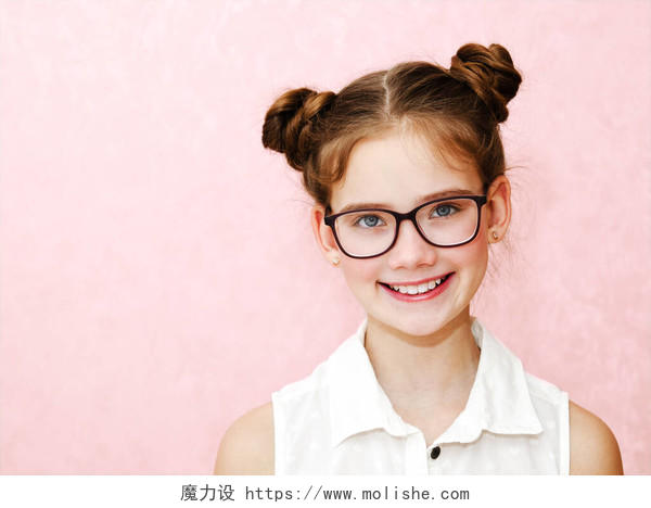 笑容可亲的小女孩戴着粉色背景眼镜的画像微笑的小女孩